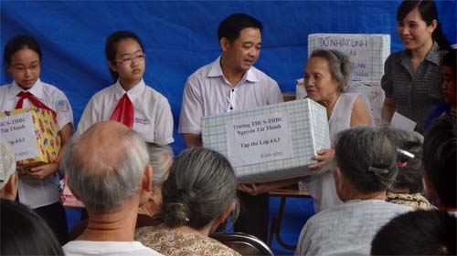 Học sinh Nguyễn Tất Thành chia sẻ với những cụ già và trẻ em không nơi nương tựa