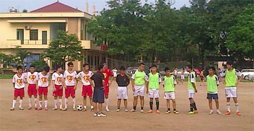 Trận chung kết bóng đá trường Nguyễn Tất Thành giữa hai đội bóng 11A1 và liên quân 11D4-11D2