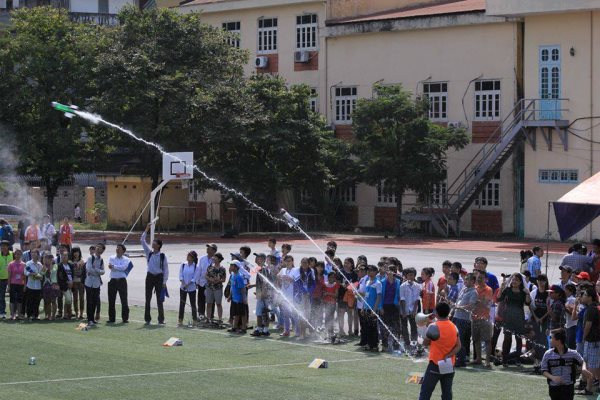 Dấu ấn cuộc thi tên lửa nước lần đầu tiên của học sinh trường Nguyễn Tất Thành