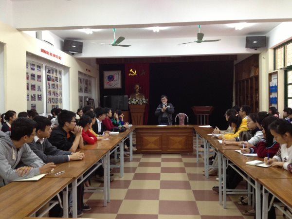 Sinh viên tình nguyện khoa Hóa – Ngày đầu tiên tại trường Nguyễn Tất Thành
