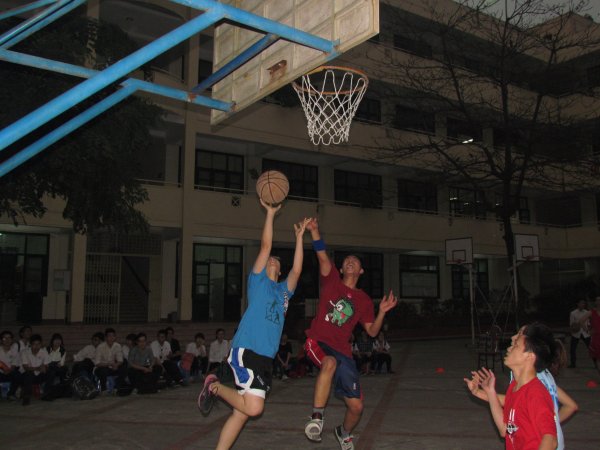 Sôi động vòng tứ kết giải bóng rổ Trường THCS&THPT Nguyễn Tất Thành