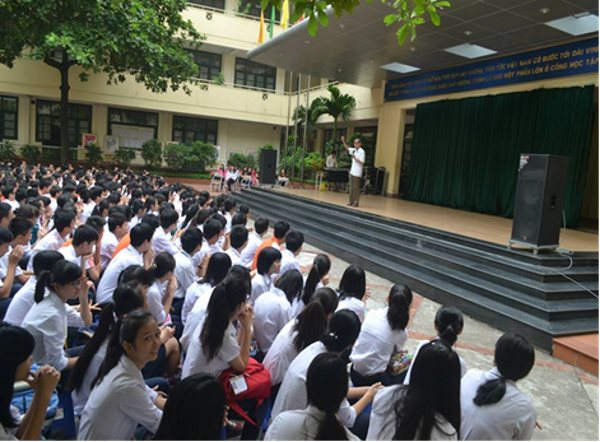 Tinh thần ngày giải phóng Thủ đô trong lễ chào cờ của trường Nguyễn Tất Thành