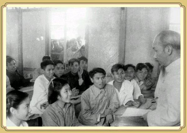 Báo công lên Bác nhân dịp kỉ niệm 50 năm Bác về thăm trường ĐHSP Hà Nội