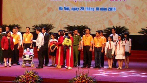 Nguyễn Vũ Thu Hiền được vinh danh gương mặt trẻ Thủ đô tiêu biểu năm 2014