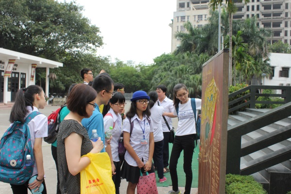 Đoàn học sinh và giáo viên AJC tham quan Bảo tàng Dân tộc học Việt Nam