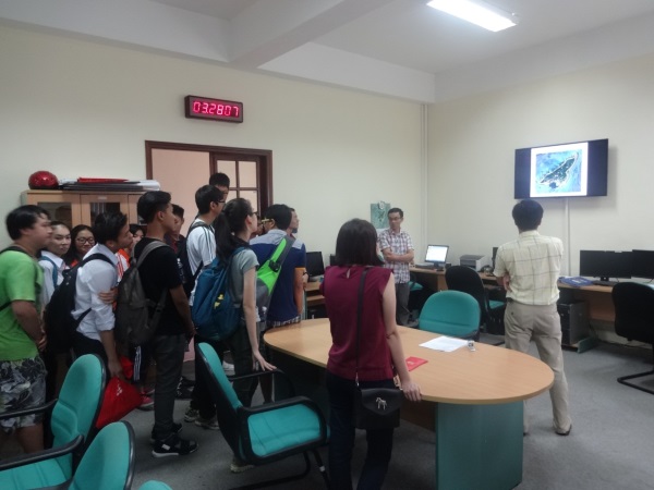 Các thành viên trong đoàn AJC đã tìm hiểu về công nghệ vũ trụ Việt Nam như thế nào?