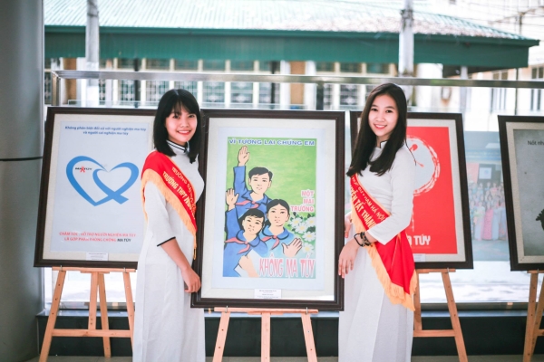 Triển lãm tranh cổ động phòng, chống ma túy | Trường THCS & THPT Nguyễn Tất  Thành - Hà Nội