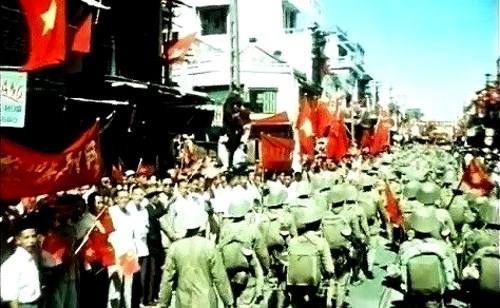 Kỉ niệm 61 năm ngày Giải phóng thủ đô: Những lá cờ đặc biệt