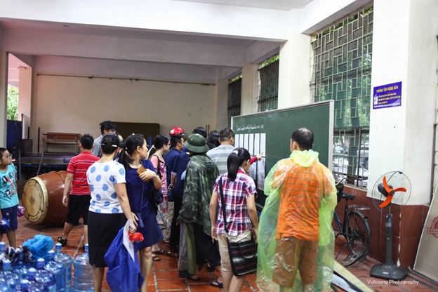 Bão Mirinae không cản được học sinh trường Nguyễn Tất Thành đến nhập học