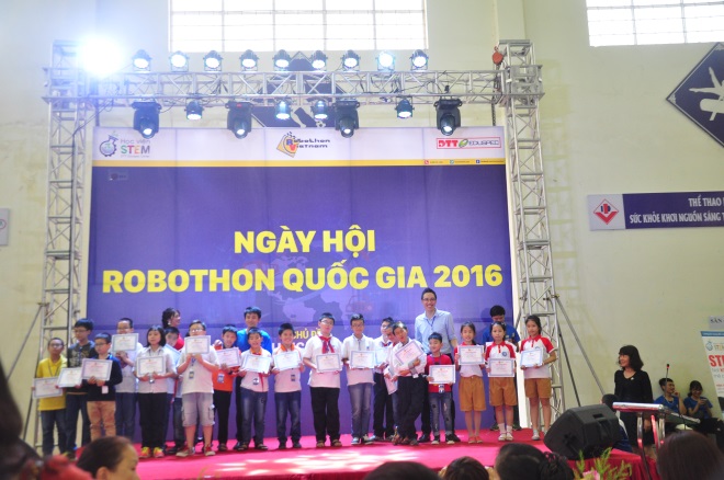 Trường THCS & THPT Nguyễn Tất Thành vô địch cuộc thi Robothon cấp Quốc gia.