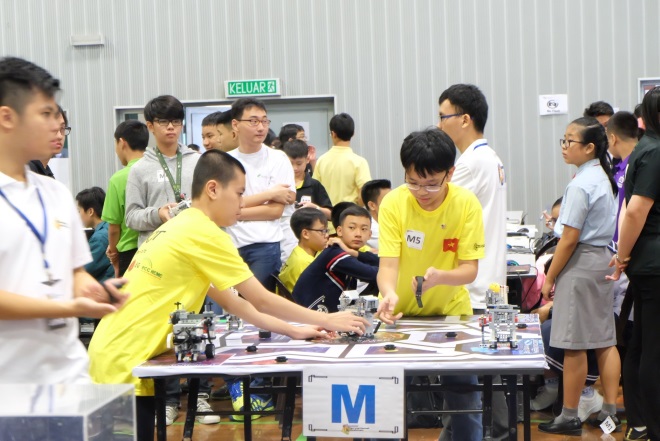 Học sinh trường Nguyễn Tất Thành đạt giải nhì tại cuộc thi Robothon cấp quốc tế
