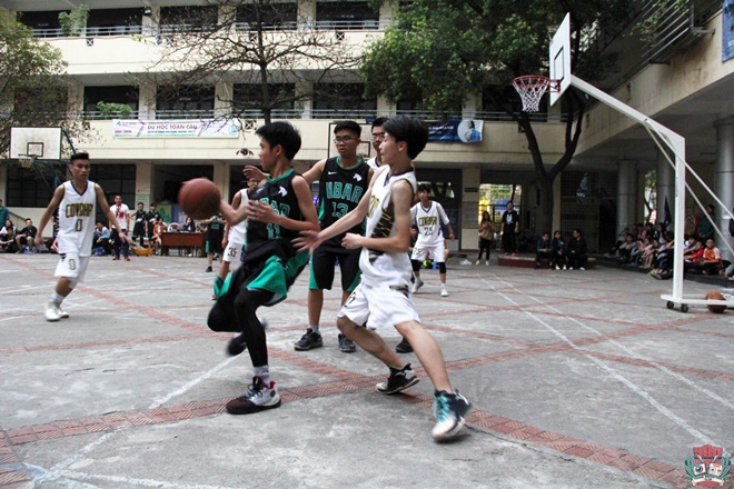 Giải bóng rổ trường Nguyễn Tất Thành: Đầy kịch tính và căng thẳng