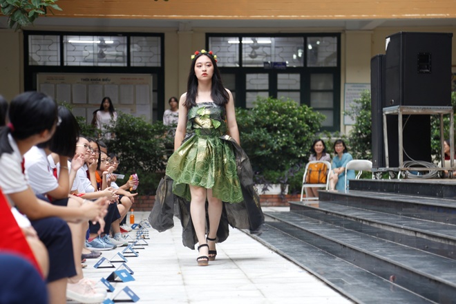 Thời trang tái chế trên sân khấu trường Nguyễn Tất Thành