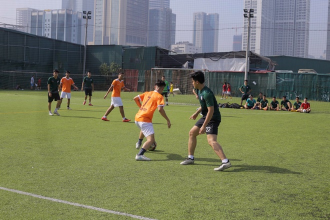 Lượt đấu thứ nhất - Giải bóng đá Cựu học sinh trường Nguyễn Tất Thành: Kinh nghiệm chiến thắng sức trẻ