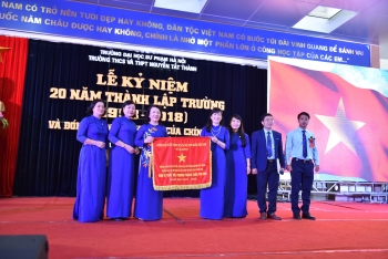 Trường THCS-THPT Nguyễn Tất Thành nhận cờ thi đua của Thủ tướng Chính phủ
