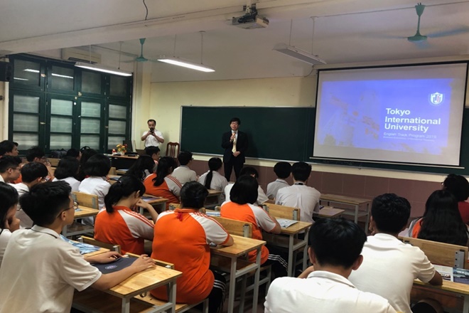 Học sinh khối 11, 12 gặp gỡ đại biểu đến từ Trường Đại học Quốc tế Tokyo (Nhật Bản)