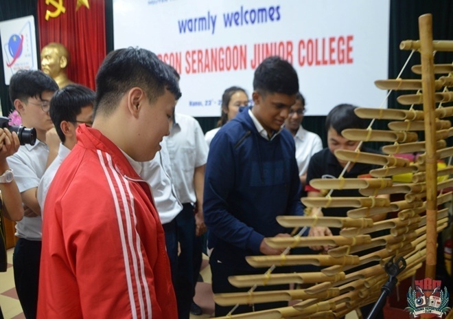 Kỉ niệm đầu tiên ở Việt Nam của đoàn giáo viên và học sinh Trường Anderson Serangoon Junior College