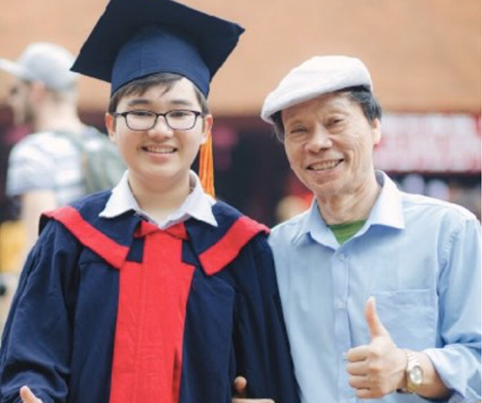 Thầy Nguyễn Hiền Bách dù hơn 60 tuổi vẫn say mê dạy học