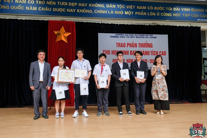 Lễ trao phần thưởng cho học sinh đạt thành tích cao của Trường Nguyễn Tất Thành