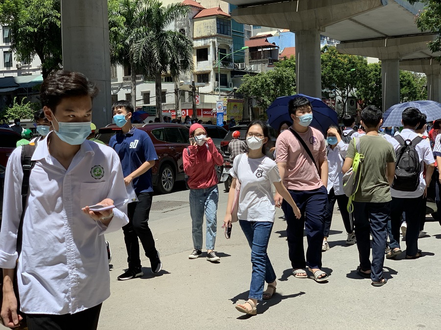 Thí sinh vượt nắng trên 40 độ C tham dự kỳ thi vào lớp 10 trường Nguyễn Tất Thành