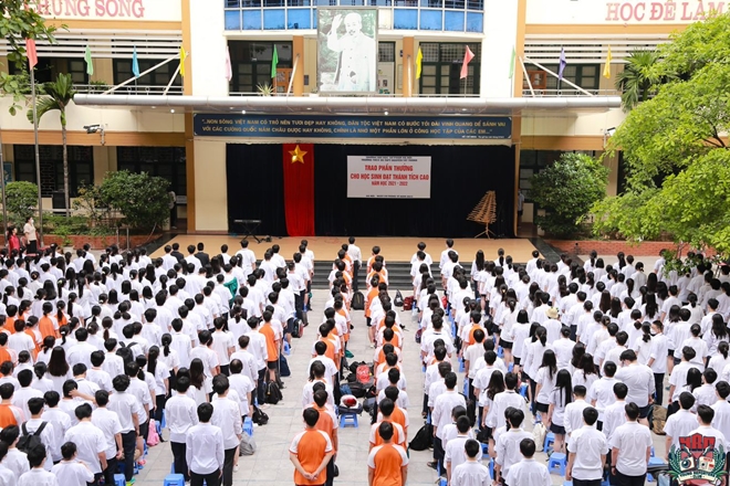 Những thanh âm rộn rã của giờ Chào cờ đầu tiên dưới sân trường | Trường  THCS & THPT Nguyễn Tất Thành - Hà Nội