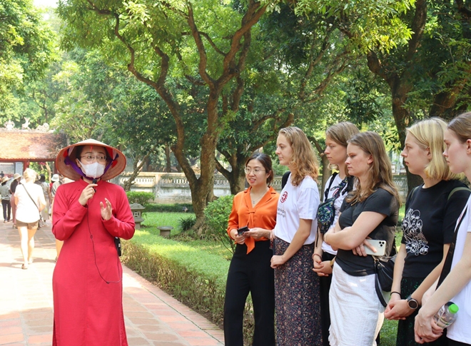Học sinh Đan Mạch khám phá lịch sử văn hoá Việt Nam