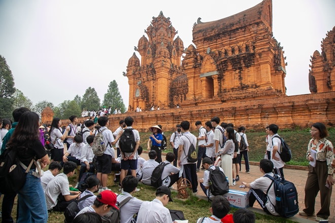 Hoạt động trải nghiệm liên môn tại Làng Văn hoá du lịch các dân tộc Việt Nam: Về nơi khởi nguồn bản sắc Việt