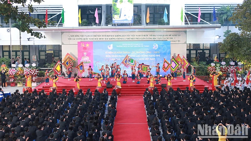 Trường THCS và THPT Nguyễn Tất Thành đón nhận Huân chương Lao động hạng Nhì