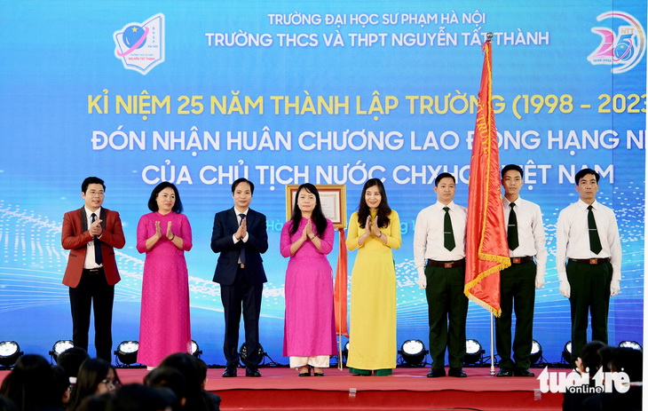 Trường THCS & THPT Nguyễn Tất Thành, ĐH Sư phạm Hà Nội đón nhận Huân chương Lao động hạng Nhì