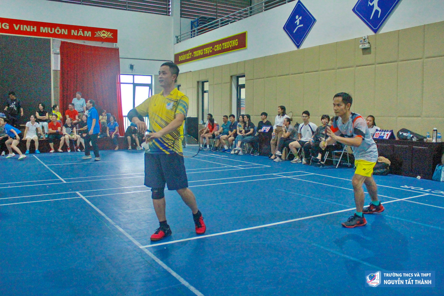 Cán bộ, giáo viên trường Nguyễn Tất Thành tham gia giải Cầu lông cụm Thanh Xuân - Cầu Giấy