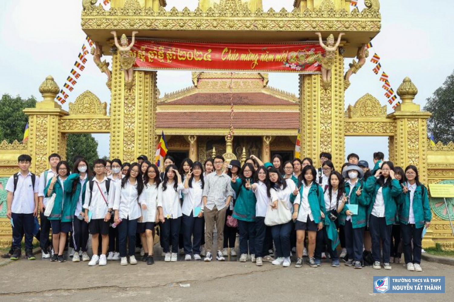 Học sinh khối 10 tham gia hoạt động giáo dục trải nghiệm liên môn tại Làng Văn hóa - Du lịch các dân tộc Việt Nam