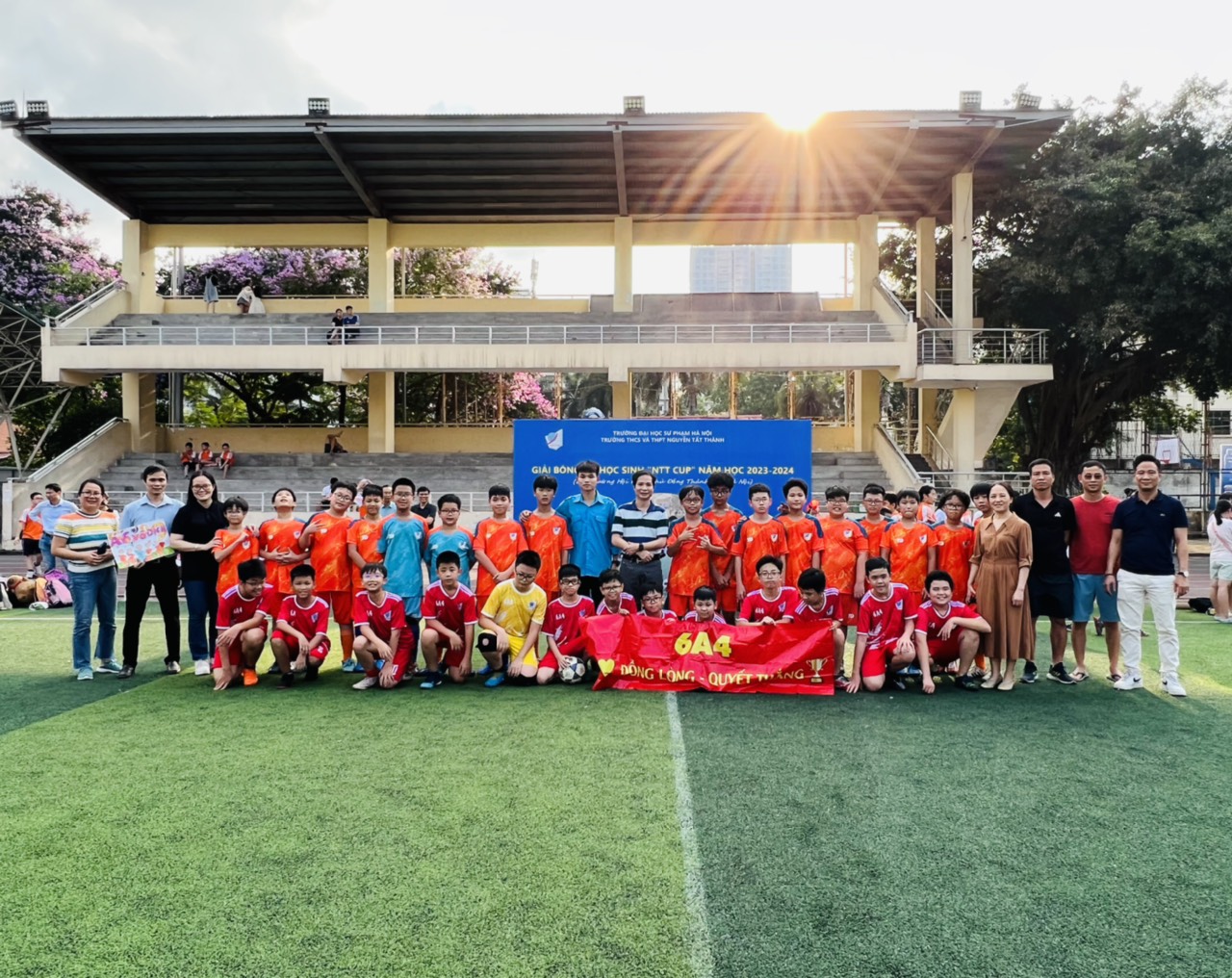 Chung kết giải bóng đá THCS trường Nguyễn Tất Thành: Rực lửa đam mê