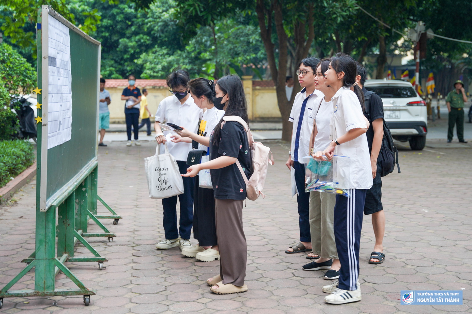 Hàng ngàn thí sinh “vượt vũ môn” ở kì thi tuyển sinh lớp 10 Trường THCS và THPT Nguyễn Tất Thành năm 2024