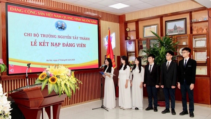 Chú trọng tiêu chí rèn luyện đạo đức, học tập và nghiên cứu khoa học khi phát triển Đảng viên là học sinh