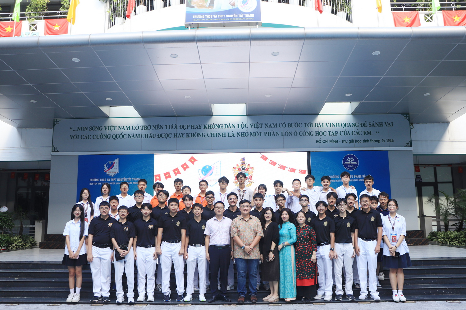 Nồng nhiệt chào đón đoàn giáo viên và học sinh Raffles Institution tới giao lưu và trải nghiệm tại mái trường mang tên Bác