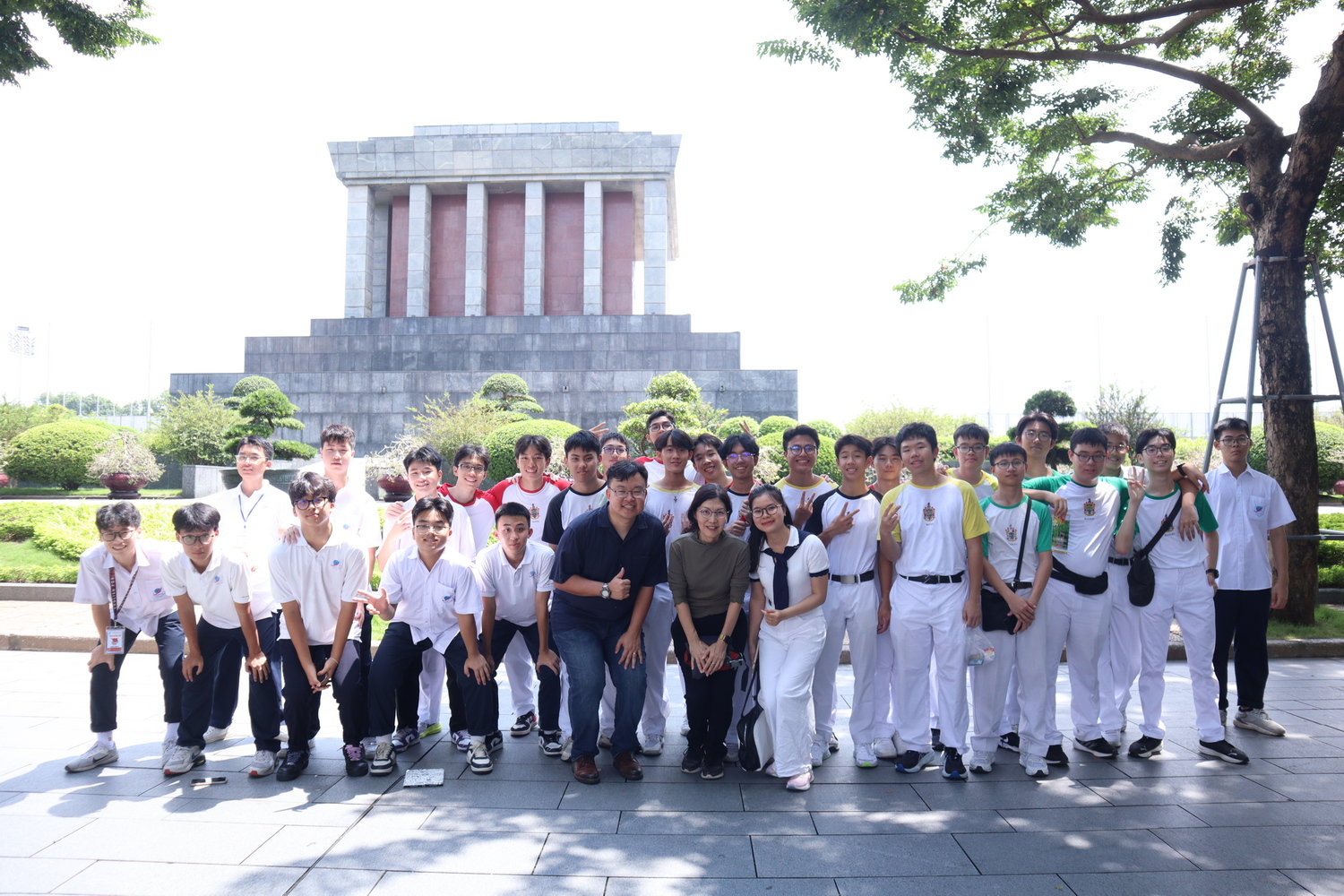 Một ngày trải nghiệm thú vị tại Hà Nội của học sinh Raffles Institution (Singapore)
