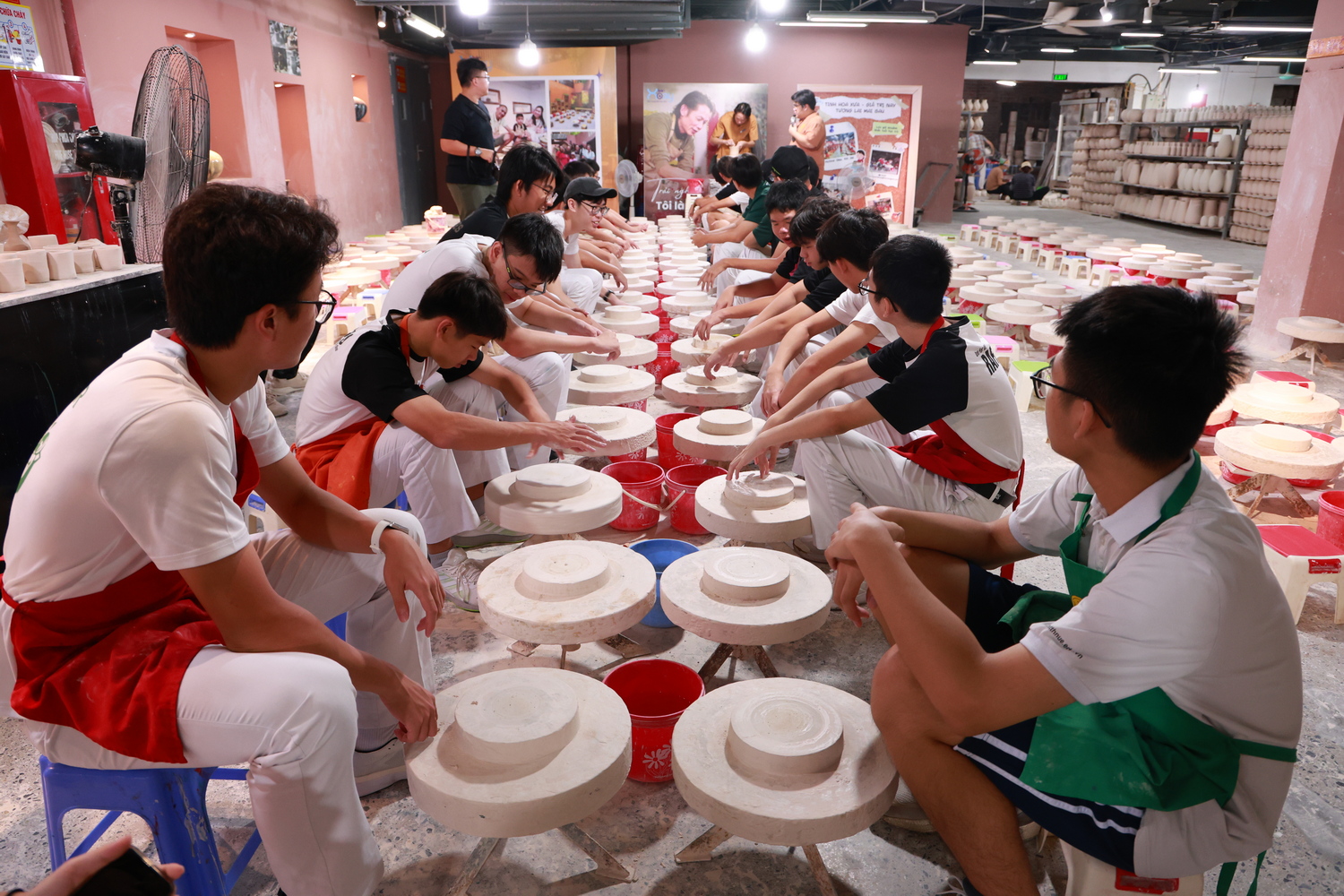 Cùng học sinh trường Raffles Institution khám phá văn hóa Việt và giao lưu, học tập tại mái trường Nguyễn Tất Thành