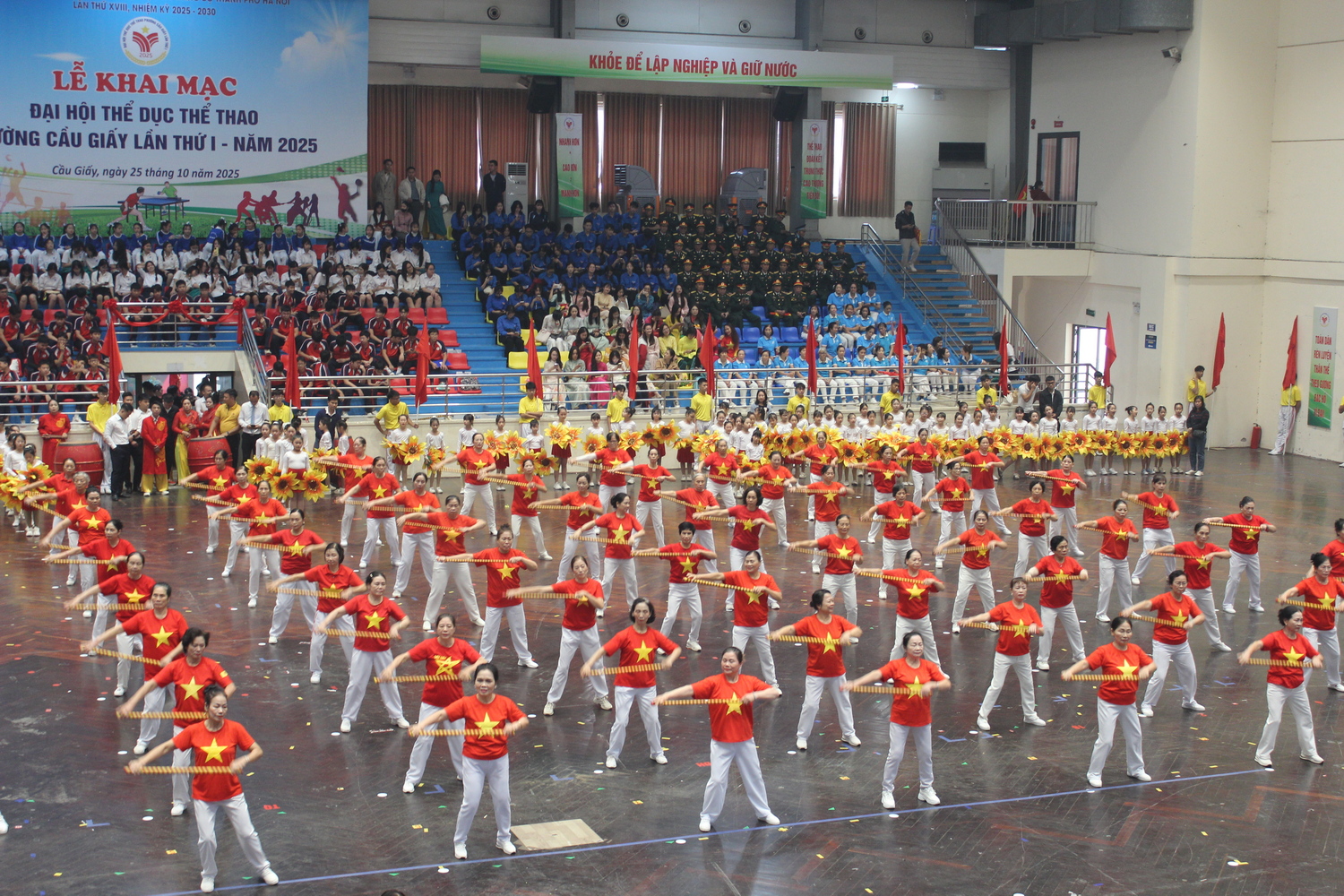 Sắc màu rực rỡ trong lễ diễu hành khai mạc Đại hội Thể dục Thể thao phường Cầu Giấy năm 2025