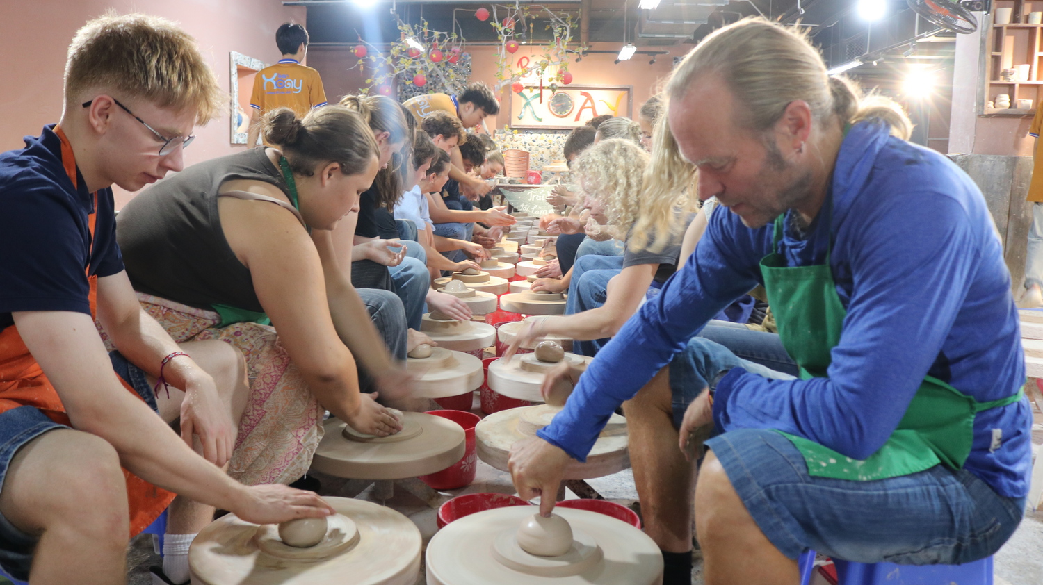 Khám phá nét đẹp Làng gốm Bát Tràng cùng học sinh Đan Mạch