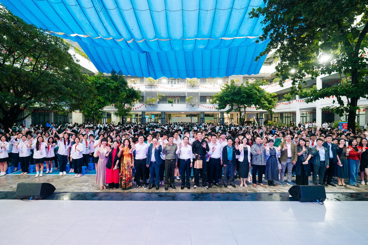 Học sinh trường THCS và THPT Nguyễn Tất Thành ký cam kết "Không Một Mình - Cùng nhau an toàn trực tuyến"