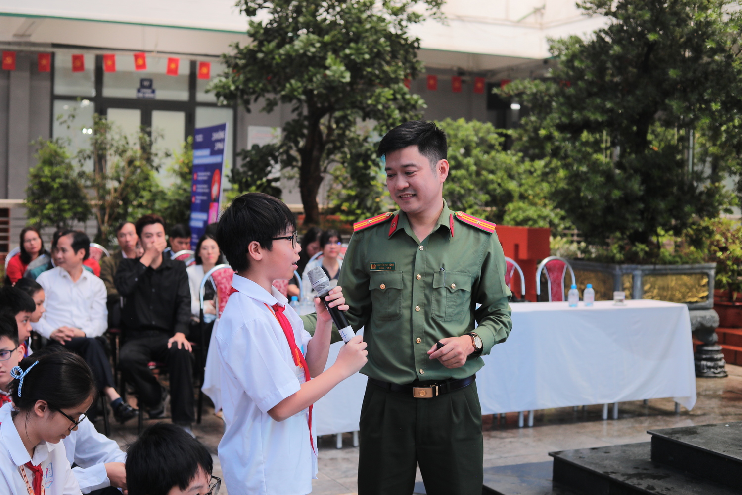 Không một mình – Vì một tương lai số an toàn