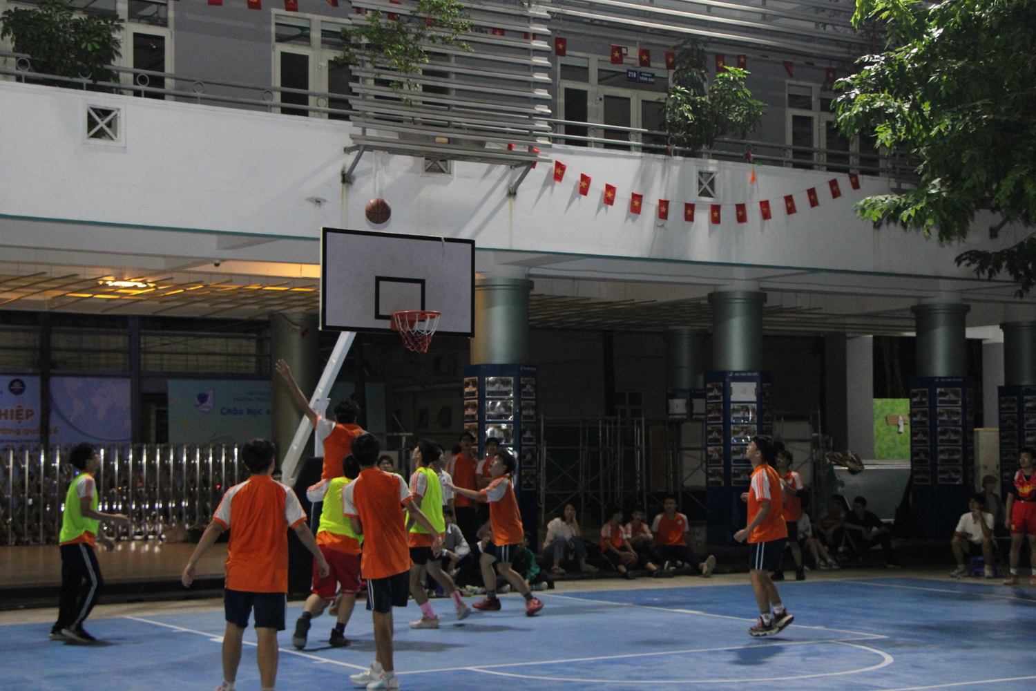 Giải bóng rổ năm học 2025-2026: Những trận khai mạc gay cấn, cam go