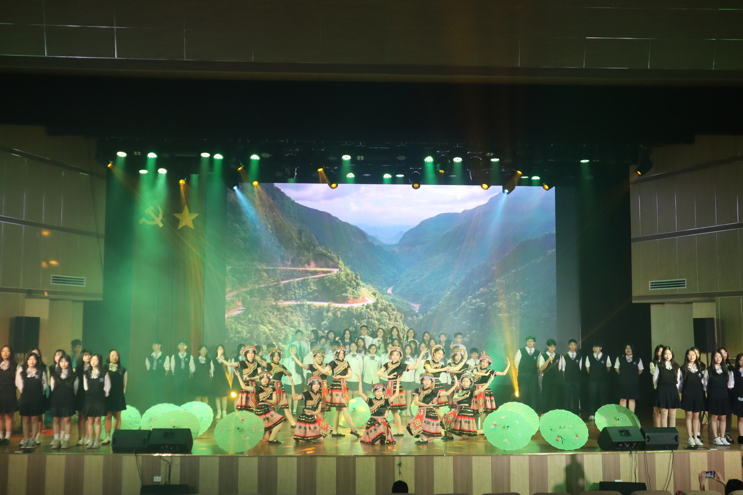 Hội diễn văn nghệ Chào mừng kỉ niệm 43 năm ngày Nhà giáo Việt Nam 20/11: Tiếng hát từ trái tim học trò