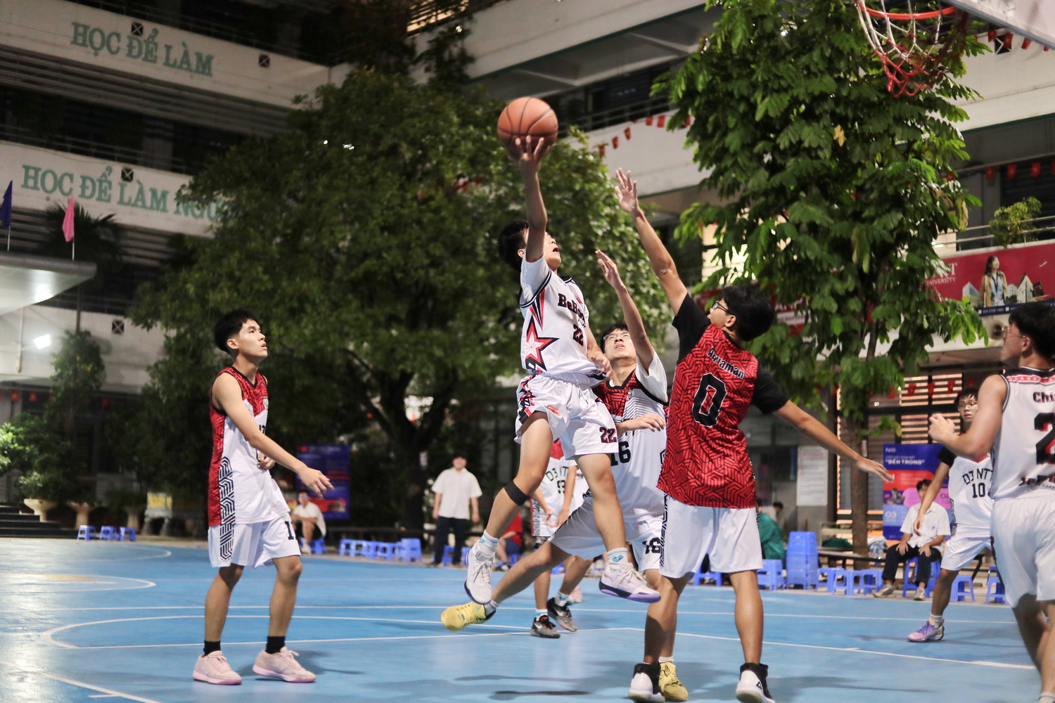 Lửa nhiệt huyết bùng cháy tại giải bóng rổ thường niên Trường THCS và THPT Nguyễn Tất Thành