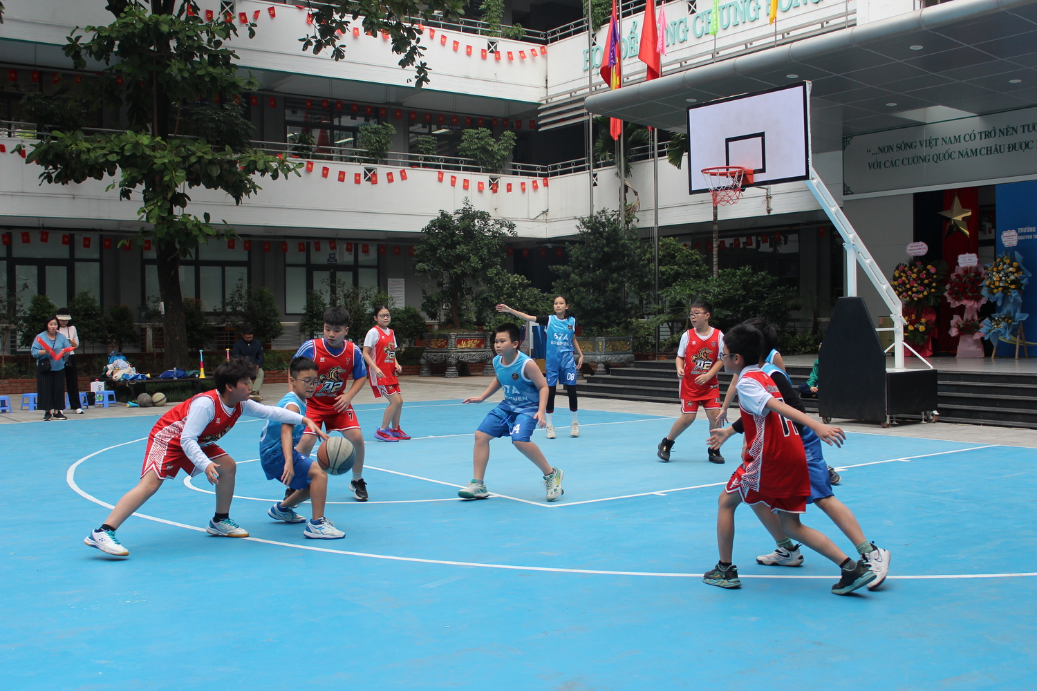 Giải bóng rổ năm học 2025-2026: Bứt tốc trên sân đấu