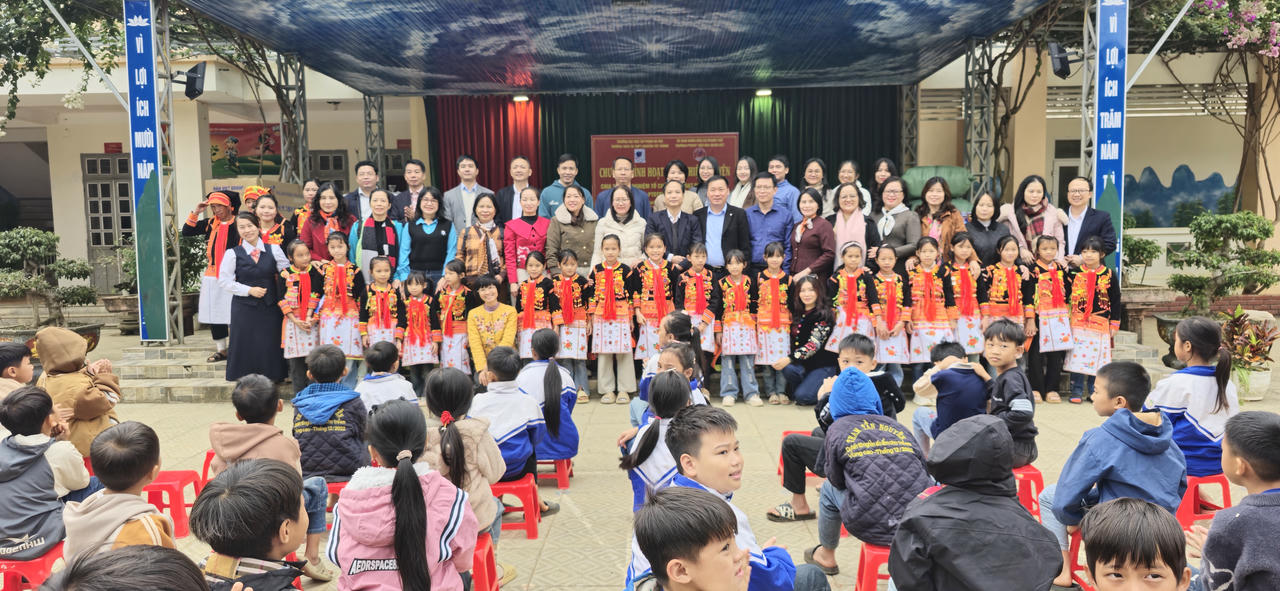 Buổi sinh hoạt Đảng ý nghĩa của các thầy cô thủ đô tại miền biên viễn Ma Lù Thàng