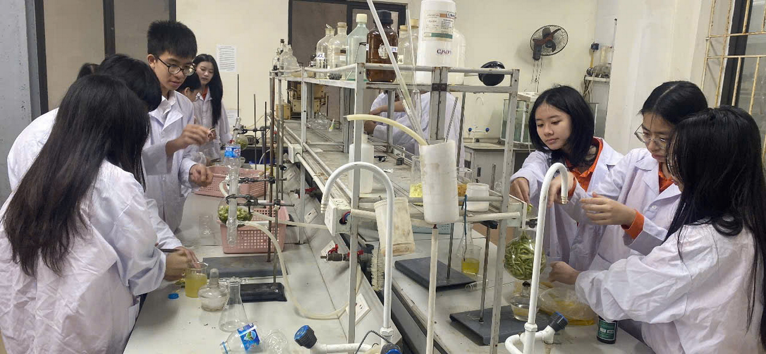 Hoạt động trải nghiệm môn Hóa học lớp 11: Chưng cất tinh dầu bưởi