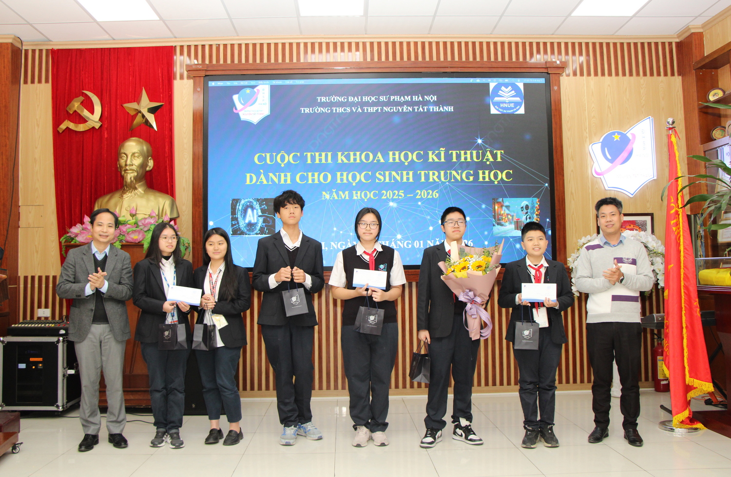 Chung kết cuộc thi Khoa học Kĩ thuật Trường THCS và THPT Nguyễn Tất Thành - Hành trình từ trang sách đến hiện thực