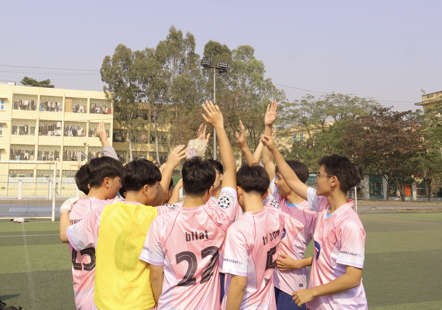 Tuần thi đấu đầu tiên Giải bóng đá cấp Trường Nguyễn Tất Thành năm học 2025-2026: Khi đam mê lăn cùng trái bóng