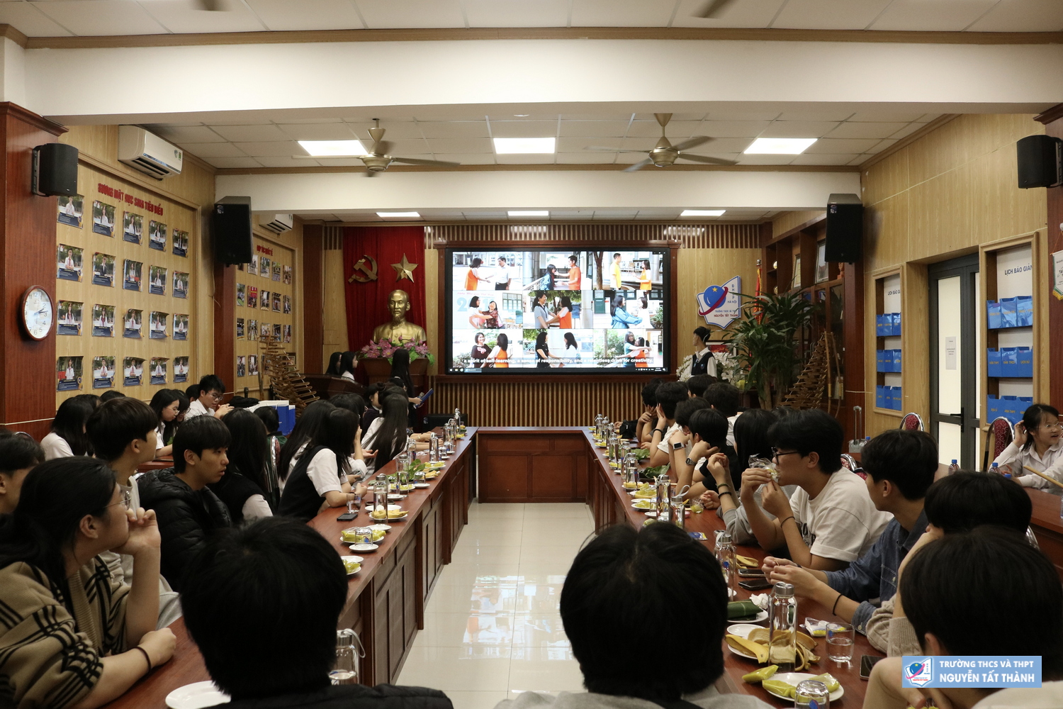 Đón chào đoàn giáo viên và học sinh Trường Hwarang Gyeongju (Hàn Quốc)